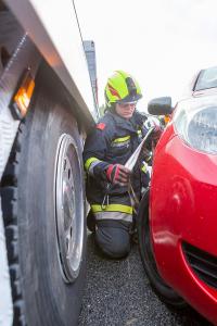 Fahrzeuglenkerin prallt mit einem Kleinwagen auf der B37 gegen die Leitschiene