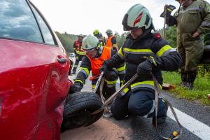 Fahrzeuglenkerin prallt mit einem Kleinwagen auf der B37 gegen die Leitschiene