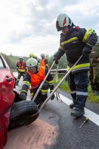 Fahrzeuglenkerin prallt mit einem Kleinwagen auf der B37 gegen die Leitschiene