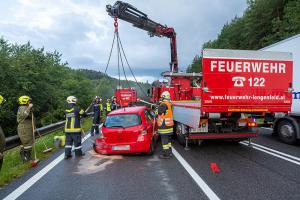 Fahrzeuglenkerin prallt mit einem Kleinwagen auf der B37 gegen die Leitschiene