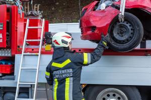 Fahrzeuglenkerin prallt mit einem Kleinwagen auf der B37 gegen die Leitschiene