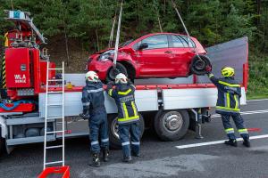 Fahrzeuglenkerin prallt mit einem Kleinwagen auf der B37 gegen die Leitschiene