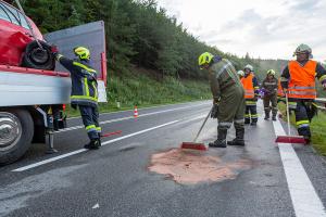 Fahrzeuglenkerin prallt mit einem Kleinwagen auf der B37 gegen die Leitschiene