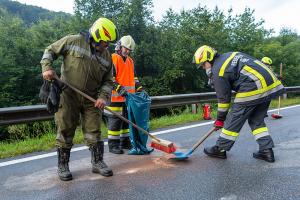 Fahrzeuglenkerin prallt mit einem Kleinwagen auf der B37 gegen die Leitschiene