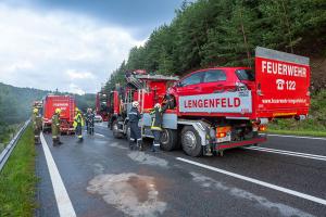 Fahrzeuglenkerin prallt mit einem Kleinwagen auf der B37 gegen die Leitschiene