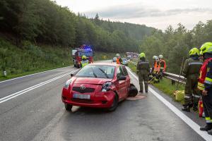 Fahrzeuglenkerin prallt mit einem Kleinwagen auf der B37 gegen die Leitschiene