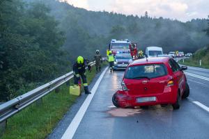 Fahrzeuglenkerin prallt mit einem Kleinwagen auf der B37 gegen die Leitschiene