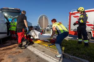 Schwerer Unfall auf der B37 - Pkw prallt gegen einen Lkw