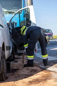 Schwerer Unfall auf der B37 - Pkw prallt gegen einen Lkw