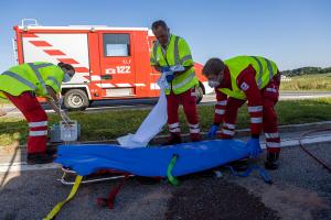 Schwerer Unfall auf der B37 - Pkw prallt gegen einen Lkw