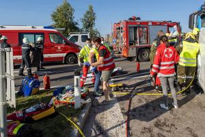 Schwerer Unfall auf der B37 - Pkw prallt gegen einen Lkw