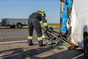 Schwerer Unfall auf der B37 - Pkw prallt gegen einen Lkw