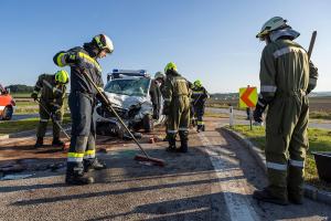 Schwerer Unfall auf der B37 - Pkw prallt gegen einen Lkw