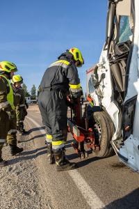 Schwerer Unfall auf der B37 - Pkw prallt gegen einen Lkw