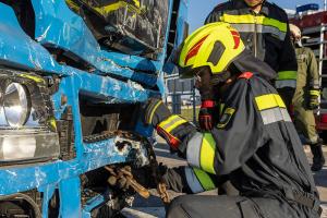 Schwerer Unfall auf der B37 - Pkw prallt gegen einen Lkw