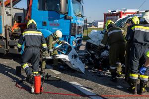 Schwerer Unfall auf der B37 - Pkw prallt gegen einen Lkw