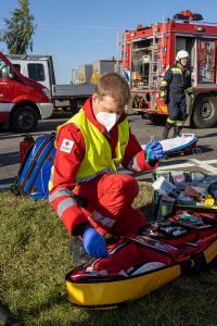 Schwerer Unfall auf der B37 - Pkw prallt gegen einen Lkw