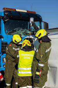 Schwerer Unfall auf der B37 - Pkw prallt gegen einen Lkw