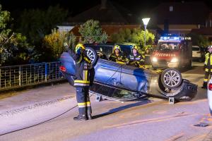 Parkendes Auto gerammt und anschließend überschlagen