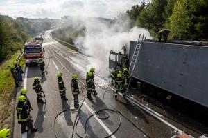 Sattelzugfahrzeug nach technischen Defekt komplett ausgebrannt