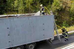 Sattelzugfahrzeug nach technischen Defekt komplett ausgebrannt