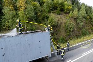 Sattelzugfahrzeug nach technischen Defekt komplett ausgebrannt