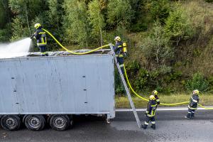 Sattelzugfahrzeug nach technischen Defekt komplett ausgebrannt