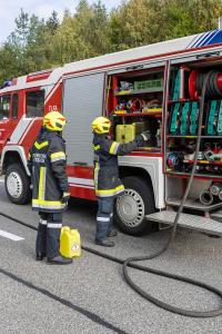 Sattelzugfahrzeug nach technischen Defekt komplett ausgebrannt