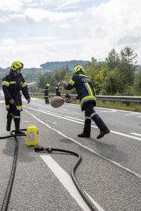 Sattelzugfahrzeug nach technischen Defekt komplett ausgebrannt