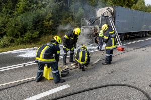 Sattelzugfahrzeug nach technischen Defekt komplett ausgebrannt