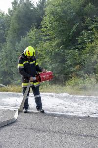 Sattelzugfahrzeug nach technischen Defekt komplett ausgebrannt