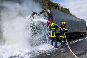 Sattelzugfahrzeug nach technischen Defekt komplett ausgebrannt