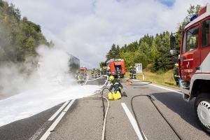 Sattelzugfahrzeug nach technischen Defekt komplett ausgebrannt