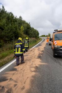 Sattelzugfahrzeug nach technischen Defekt komplett ausgebrannt