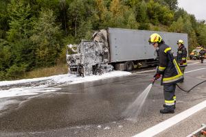 Sattelzugfahrzeug nach technischen Defekt komplett ausgebrannt