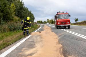 Sattelzugfahrzeug nach technischen Defekt komplett ausgebrannt