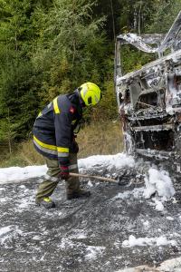 Sattelzugfahrzeug nach technischen Defekt komplett ausgebrannt