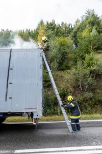 Sattelzugfahrzeug nach technischen Defekt komplett ausgebrannt