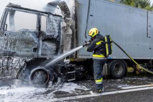 Sattelzugfahrzeug nach technischen Defekt komplett ausgebrannt