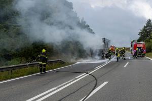 Sattelzugfahrzeug nach technischen Defekt komplett ausgebrannt