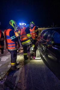 Elektrofahrzeug landet nach Unfall im Maisfeld