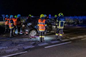Elektrofahrzeug landet nach Unfall im Maisfeld