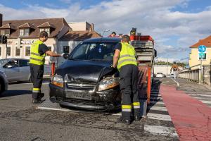 Zwei beschädigte Fahrzeuge nach Unfall bei der Wachaubrücke