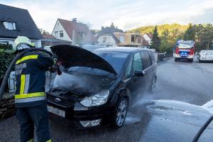 Ersthelfer löschen Fahrzeugbrand mit drei Feuerlöschern