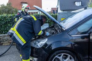 Ersthelfer löschen Fahrzeugbrand mit drei Feuerlöschern