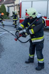 Ersthelfer löschen Fahrzeugbrand mit drei Feuerlöschern