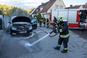 Ersthelfer löschen Fahrzeugbrand mit drei Feuerlöschern