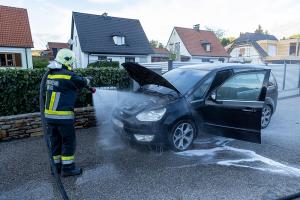 Ersthelfer löschen Fahrzeugbrand mit drei Feuerlöschern