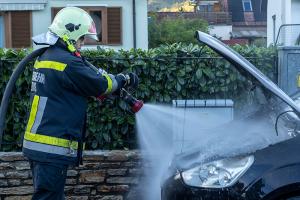 Ersthelfer löschen Fahrzeugbrand mit drei Feuerlöschern