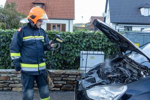 Ersthelfer löschen Fahrzeugbrand mit drei Feuerlöschern